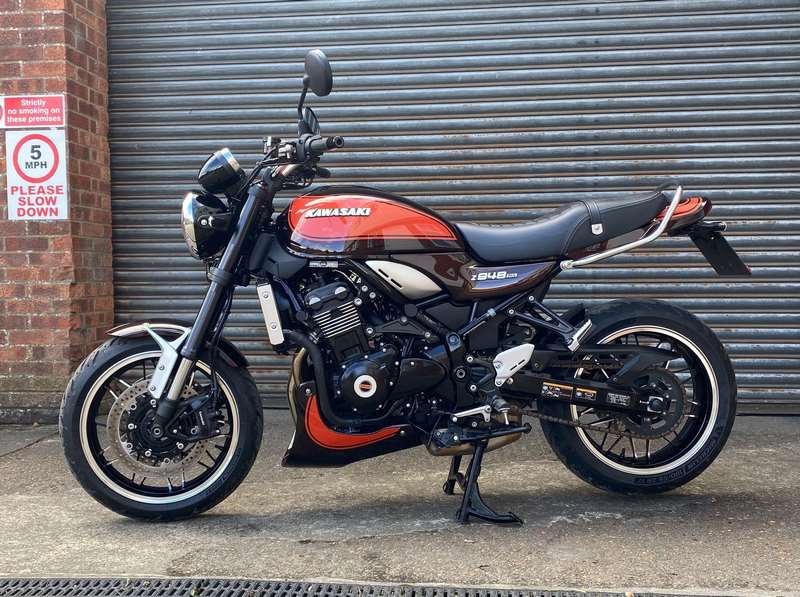 Pyramid / ピラミッド ベリーパン | Candytone Blue/Gold/White | Kawasaki Z 900 RS 2022>2023 | 23905K