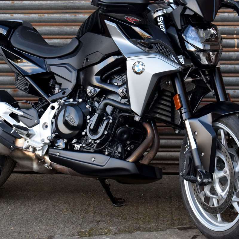 Pyramid Belly Pan | Hockenheim Silver Metallic & Racing Red | BMW F900 R 2020> | 24945F
