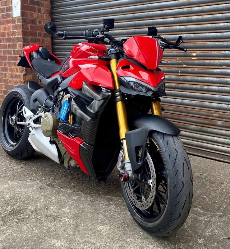 Pyramid / ピラミッド フライスクリーン カーボンルック | Ducati ストリートファイター V4 2020- | 25500X