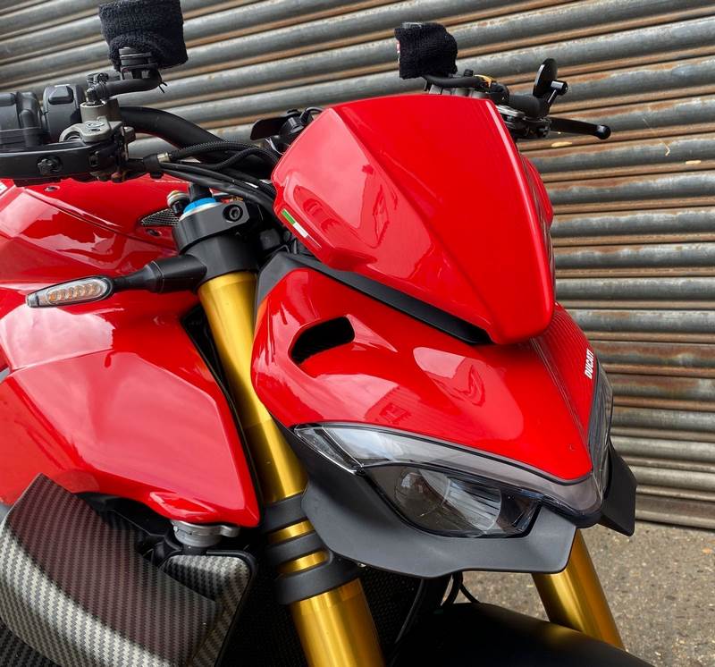 Pyramid / ピラミッド フライスクリーン カーボンルック | Ducati ストリートファイター V4 2020- | 25500X