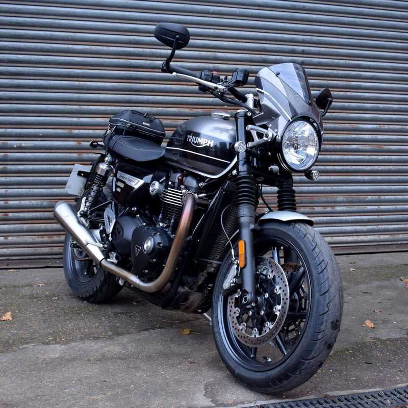 Pyramid / ピラミッド フライスクリーン マット・アイアンストーン & Matte ストームグレー | Triumph Speed Twin(スピードツイン) 1200 2024- | 26000K