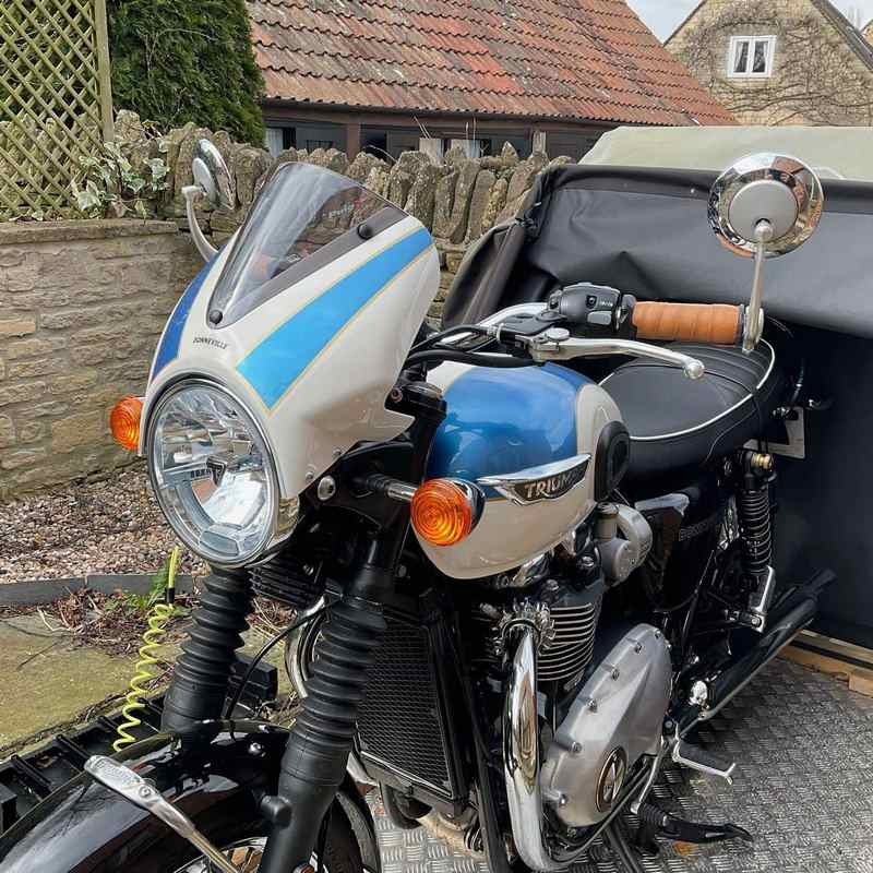 Pyramid Fly Screen | Fusion White & Aegean Blue | Triumph Bonneville T100 2016> | 26002D