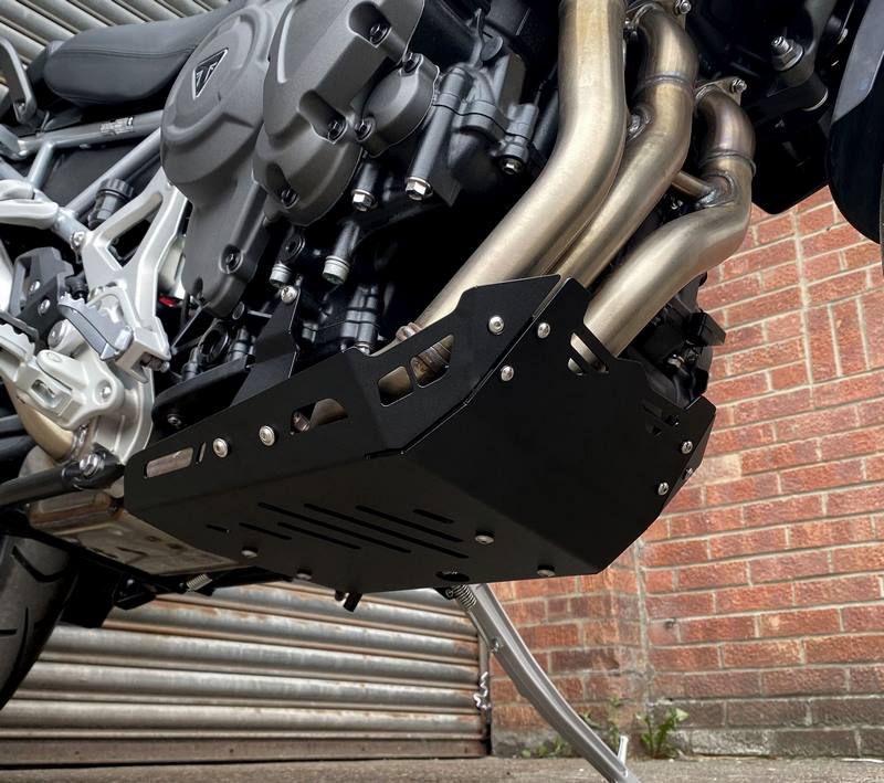 Pyramid / ピラミッド エンジンプレート マットブラック | Triumph タイガー 1200 GT 2022- | 36111M