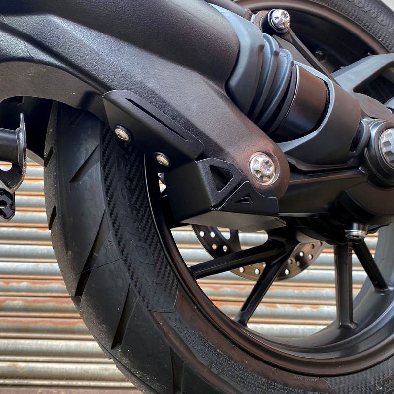 Pyramid / ピラミッド スイングアームプロテクター マットブラック | Triumph タイガー 1200 GT 2022- | 36160M