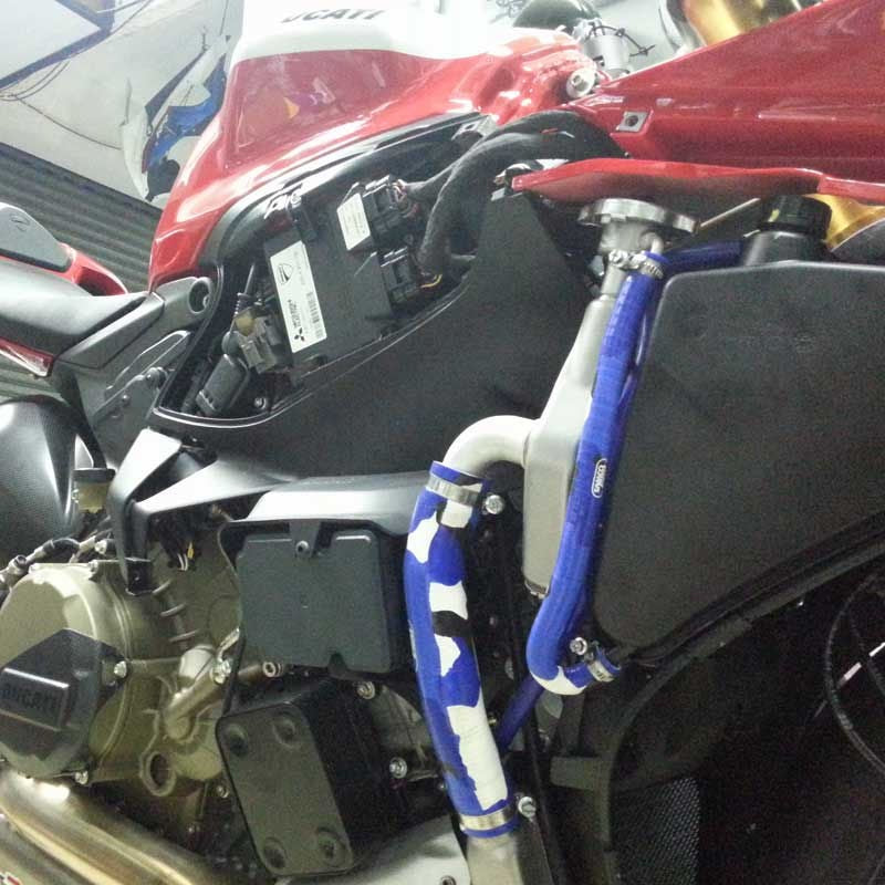 サムコスポーツ / Samco Sport Ducati Panigale 1199 Superleggera 2012 - 2014 7 ピース シリコンラジエーター クーラントホースキット | DUC-23-BU