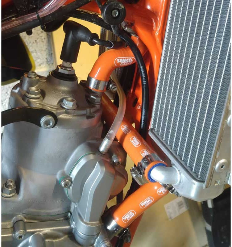 サムコスポーツ / Samco Sport KTM 450 EXC-F 2017 - 2019 3 ピース サーモスタットバイパス シリコンラジエーター クーラントホースキット | KTM-92-OR