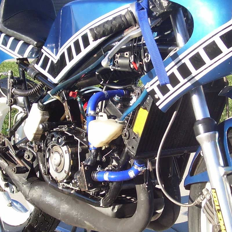 サムコスポーツ / Samco Sport Yamaha TZ 250 F 1979 - 1980 4 ピース シリコンラジエーター クーラントホースキット | YAM-43-BU