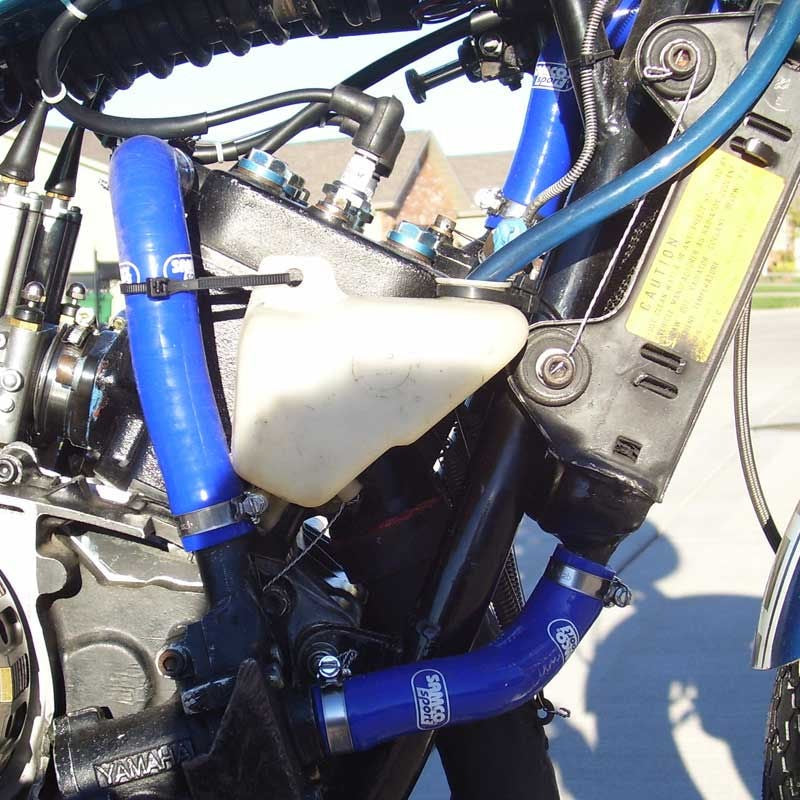 サムコスポーツ / Samco Sport Yamaha TZ 250 F 1979 - 1980 4 ピース シリコンラジエーター クーラントホースキット | YAM-43-BU