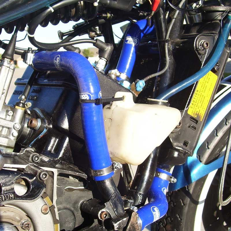 サムコスポーツ / Samco Sport Yamaha TZ 250 F 1979 - 1980 4 ピース シリコンラジエーター クーラントホースキット | YAM-43-BU