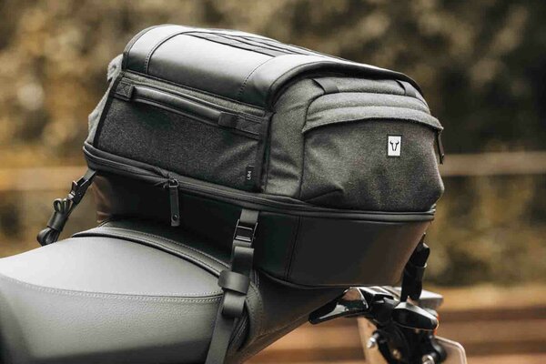 SW MOTECH / SWモテック Legend Gear (レジェンドギア) テールバッグ LR4. ブラック 18-25 l. | BC.HTA.00.406.20000