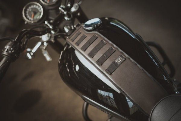 SW-MOTECH / SWモテック Legend Gear (レジェンドギア) タンクストラップセット Triumph モデル (15) LA1 アクセサリーバッグ付 | BC.TRS.11.667.50100
