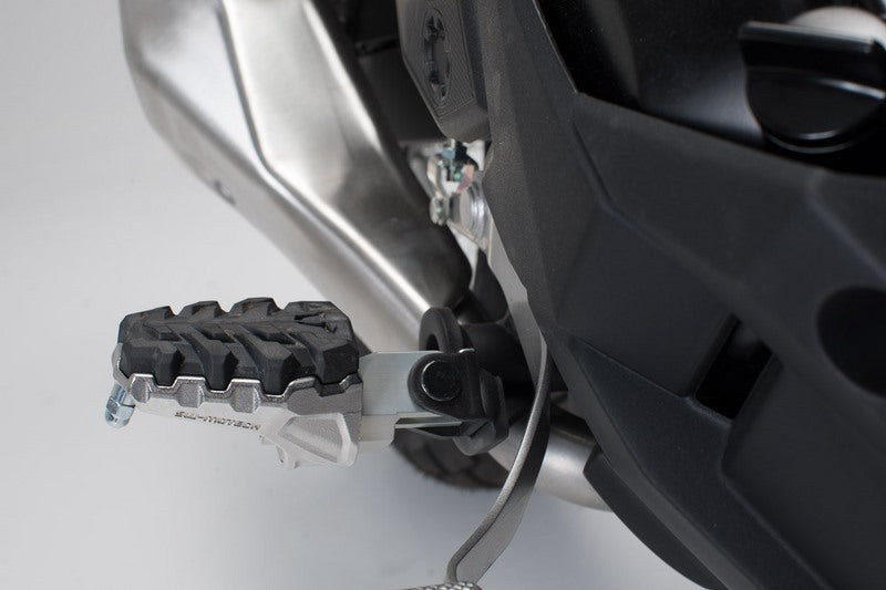 SW-MOTECH / SWモテック EVO フットレストキット Kawasaki Versys 1000 (11-)/ 650 (14-)/ X 300 (16-) | FRS.08.112.10102