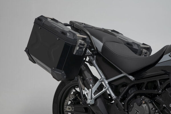 SWモテック / SW-Motech TRAX ADV アルミケースシステム + Akrapovic. ブラック 45/37 l. Triumph Tiger 900 (19-23). | KFT.11.953.72002/B