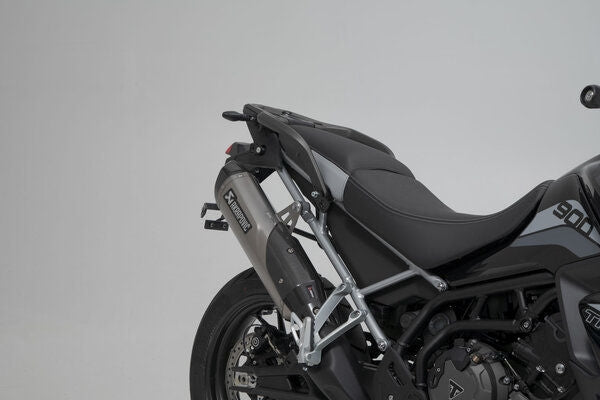 SWモテック / SW-Motech TRAX ADV アルミケースシステム + Akrapovic. ブラック 45/37 l. Triumph Tiger 900 (19-23). | KFT.11.953.72002/B