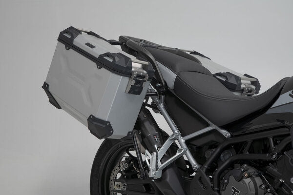 SWモテック / SW-Motech TRAX ADV アルミケースシステム + Akrapovic. シルバー 45/37 l. Triumph Tiger 900 (19-23). | KFT.11.953.72002/S