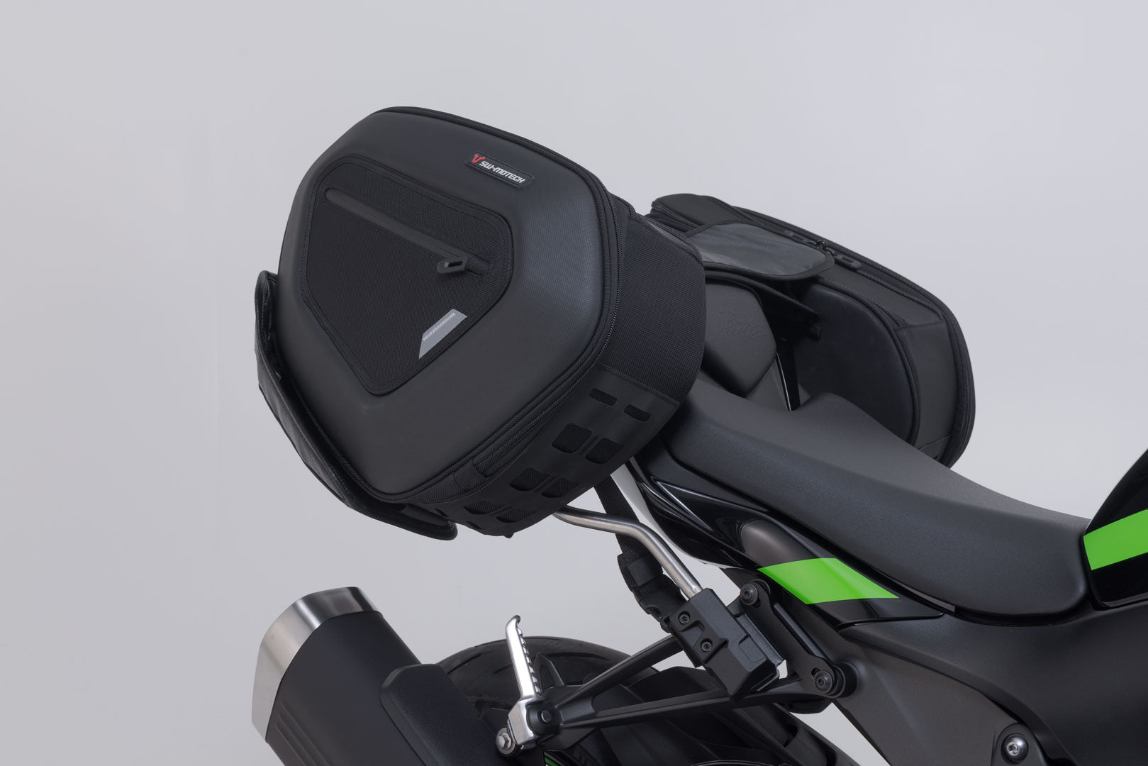 SW-MOTECH / SWモテック PRO Blaze H サドルバッグセット ブラック。Kawasaki ZX-6R (23-)、ZX-4RR (23-)。 | BC.HTA.08.740.37000