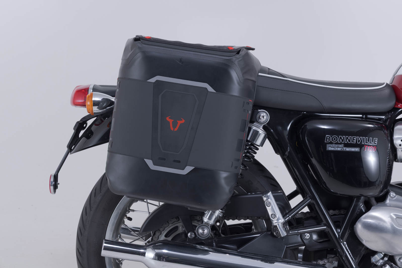 SW-MOTECH / SWモテック サイドバッグ WP-System V-LOC 16/16 リットル。 Triumph ボンネビル T100 (16-)/ T120 (15-) 用。 | BC.SYS.11.743.32000