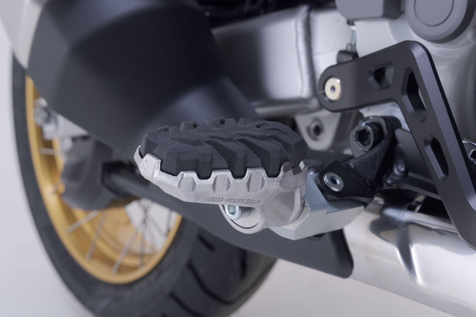 SW-MOTECH / SWモテック EVO フットペグキット シルバー/ブラック。Honda CRF1100L アフリカツイン/AS。 | FRS.01.112.10600