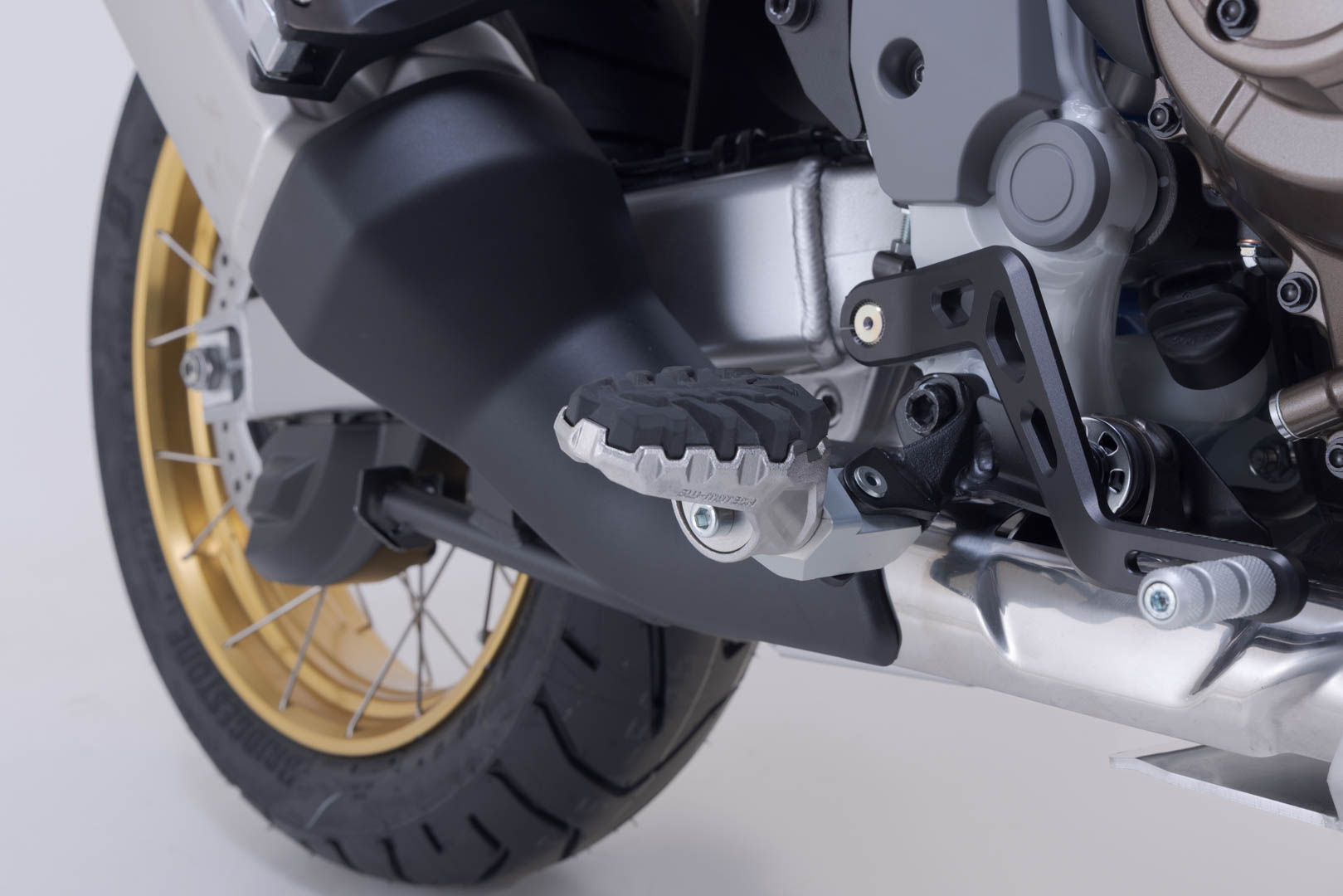 SW-MOTECH / SWモテック EVO フットペグキット シルバー/ブラック。Honda CRF1100L アフリカツイン/AS。 | FRS.01.112.10600