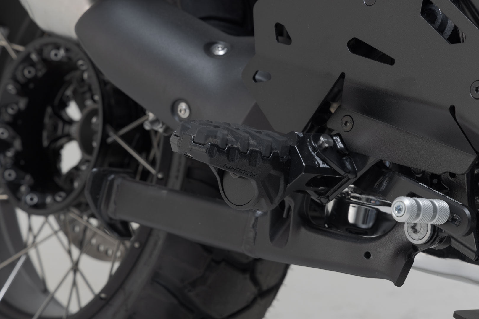 SW-MOTECH / SWモテック EVO フットペグキット(ブラック)。BMW R 1300 GS Adventure (24-)。 | FRS.07.112.11001/B