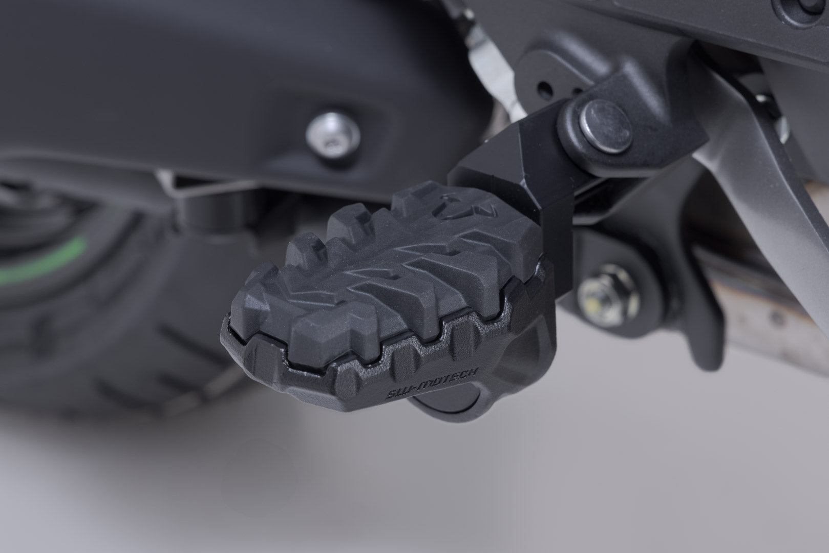 SW-MOTECH / SWモテック EVO フットペグキット ブラック。Kawasaki ヴェルシス 1100 / SE (24-)。 | FRS.08.112.10400/B