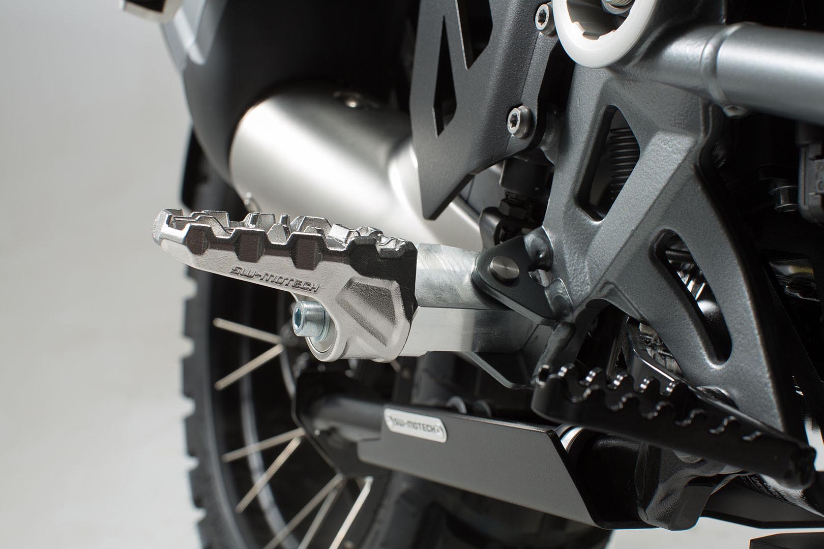 SW-MOTECH / SWモテック EVO フットペグキット CFMoto 800MT-X (24-)。 | FRS.10.112.10000