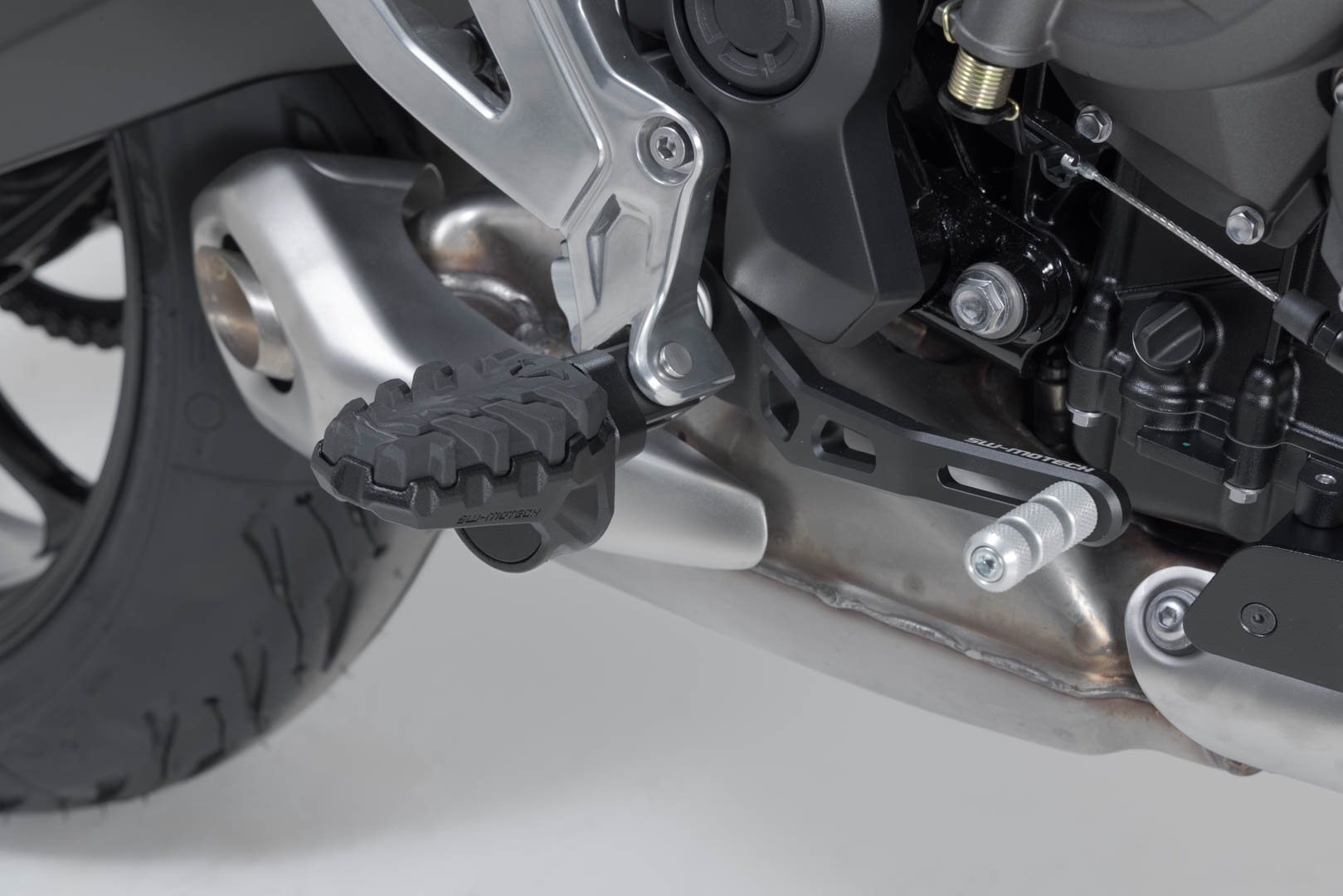 SW-MOTECH / SWモテック EVO フットペグキット ブラック。Triumph タイガー・スポーツ 660 / 800 (24-) | FRS.11.112.10800/B