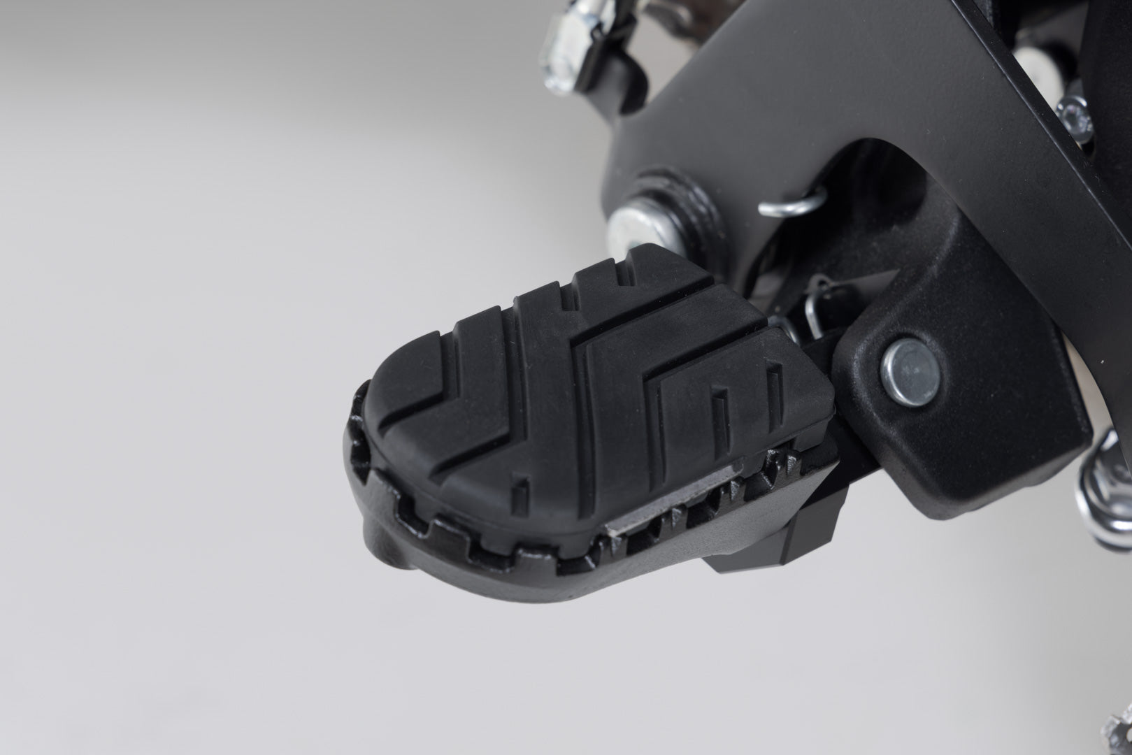 SW-MOTECH / SWモテック ION フットペグキット(ブラック)。ロイヤル・エンフィールド・ヒマラヤン 450 / ラリー。 | FRS.41.011.10000/B
