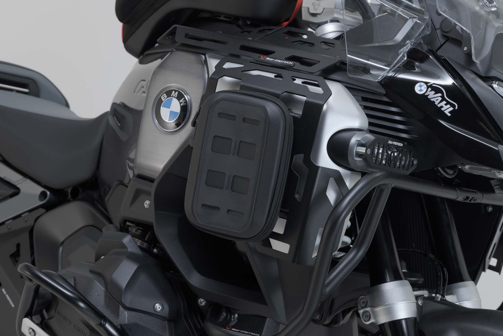 SW-MOTECH / SWモテック タンクカバー用リアキャリア(ブラック)。BMW R 1300 GS Adventure (24-)用。 | GPT.07.976.10000/B
