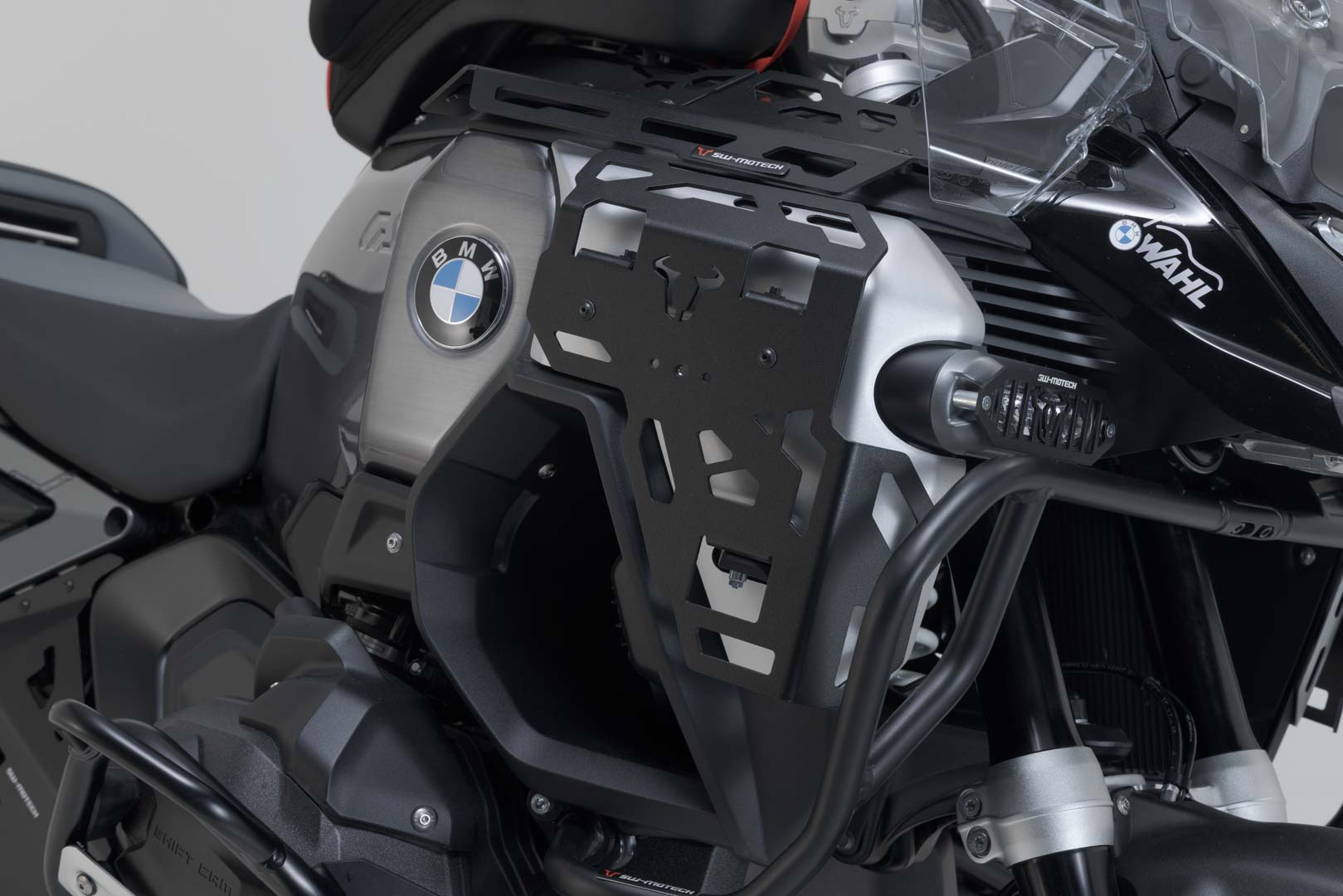 SW-MOTECH / SWモテック タンクカバー用リアキャリア(ブラック)。BMW R 1300 GS Adventure (24-)用。 | GPT.07.976.10000/B