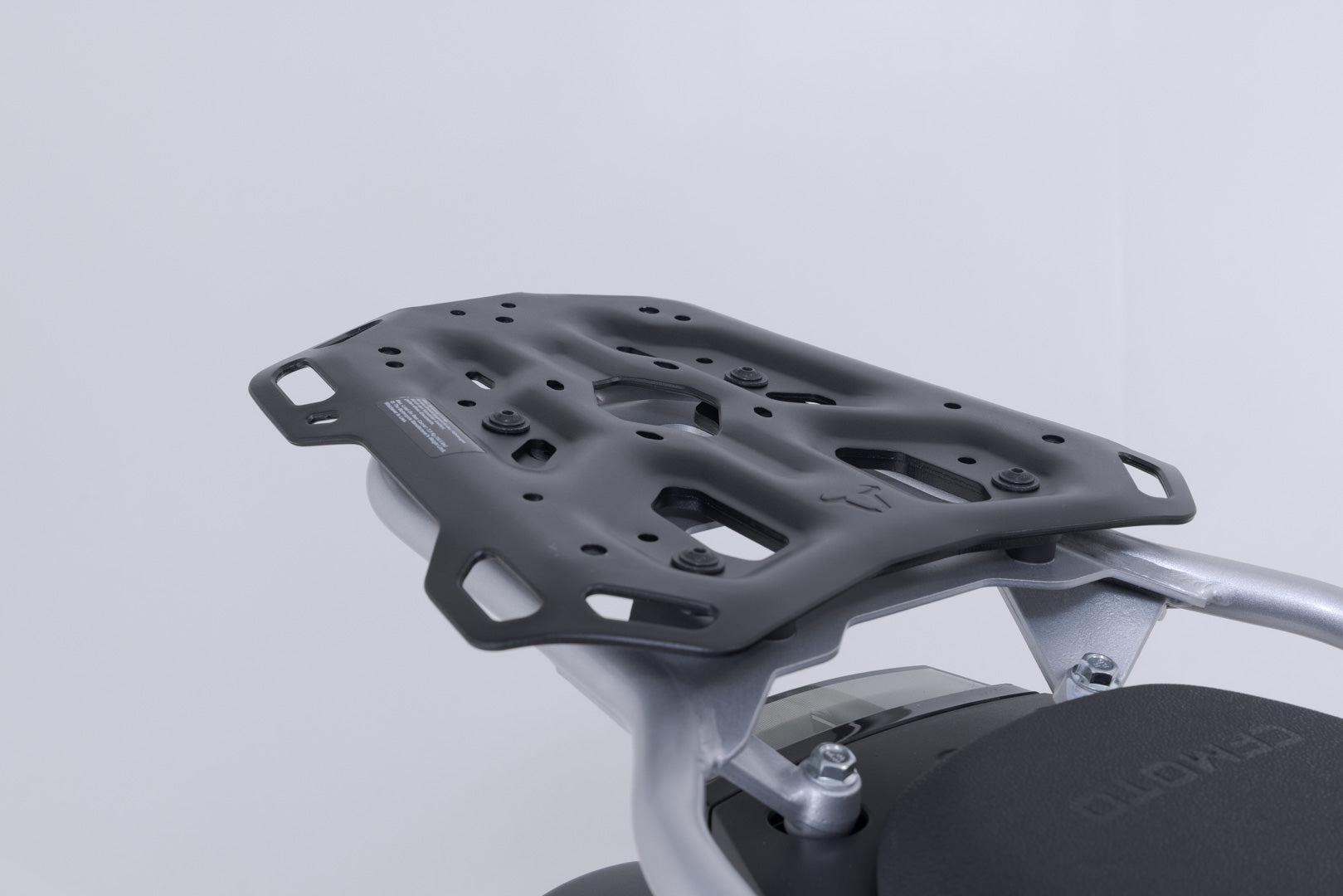 SW-MOTECH / SWモテック ADVENTURE-RACK リアキャリア ブラック。CFMoto 700MT / 800MT / 800MT Explore。 | GPT.10.032.19001/B