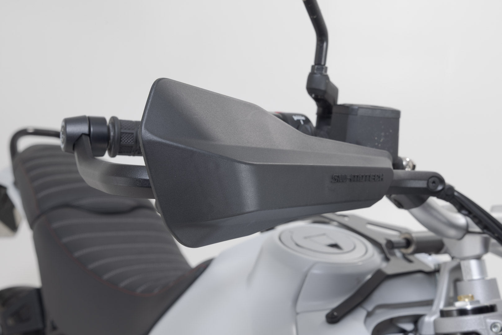 SW-MOTECH / SWモテック スポーツ用ハンドプロテクターキット(ブラック)。Ducati DesertX / Rally、CFMoto 800MT-X。 | HDG.00.220.21301/B
