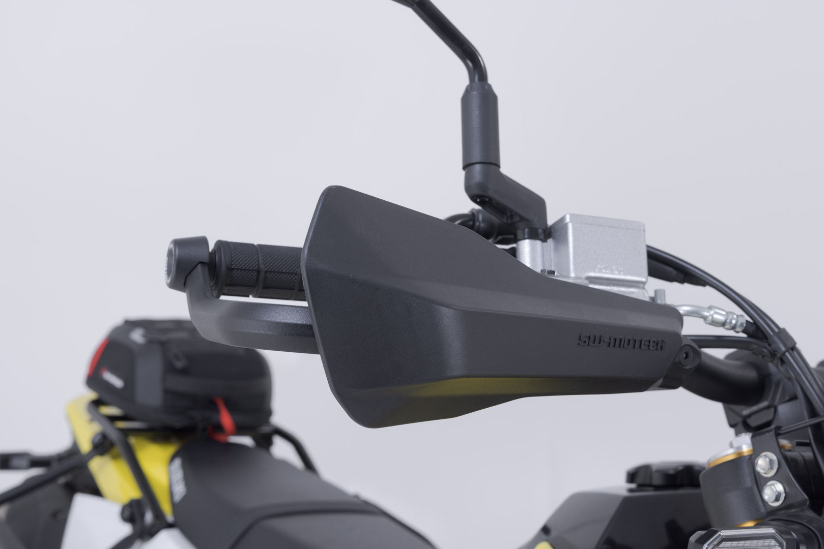 SW-MOTECH / SWモテック スポーツ用ハンドプロテクターキット(ブラック)。Suzuki DR-Z4S / SM (25-)。 | HDG.00.220.23100/B