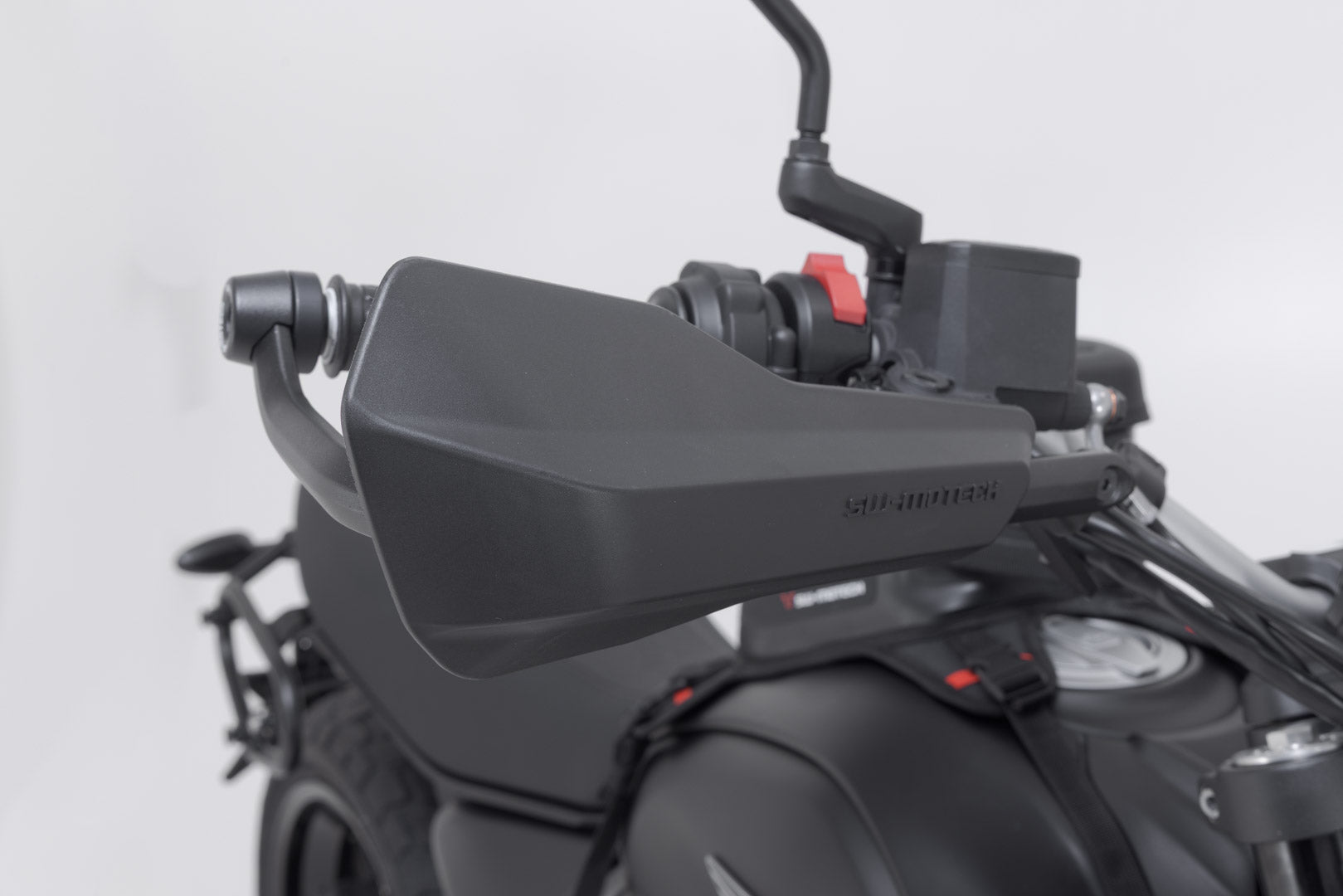 SW-MOTECH / SWモテック スポーツ用ハンドプロテクターキット ブラック。Ducati・スクランブラー(14-)。 | HDG.00.220.24301/B