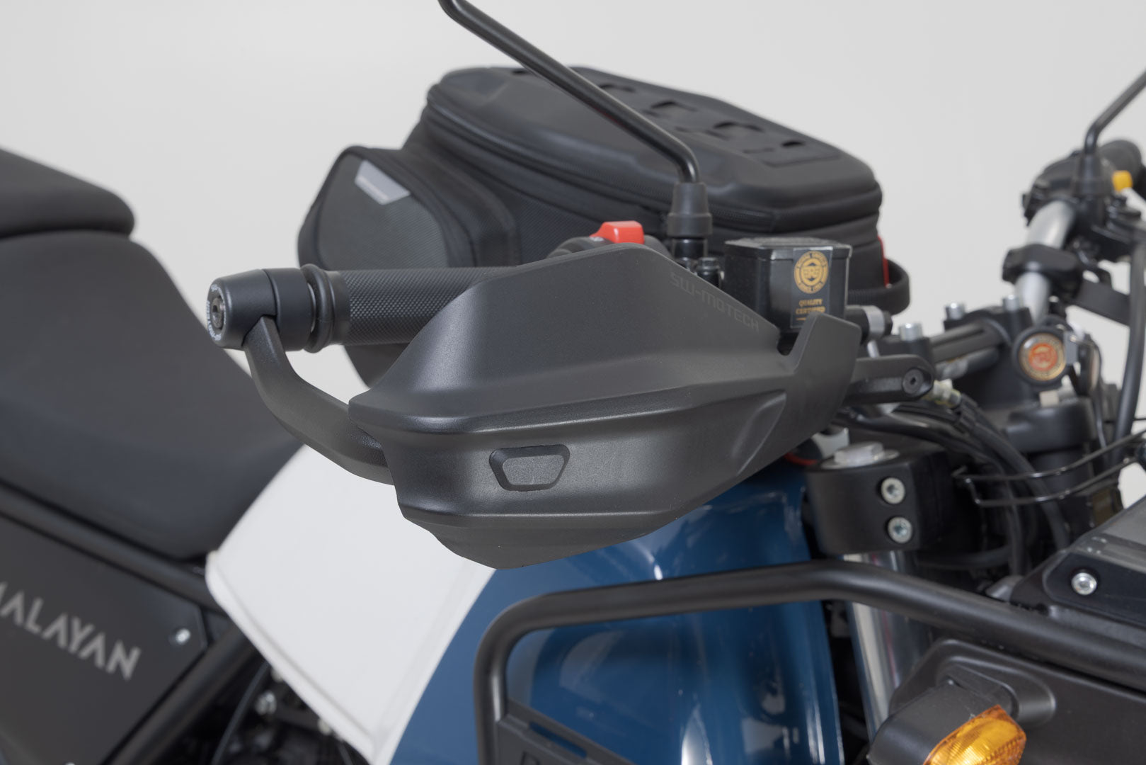 SW-MOTECH / SWモテック アドベンチャー ハンドプロテクターキット ブラック。KTM、ロイヤル・エンフィールド、Yamahaの各モデル用。 | HDG.00.220.32001/B