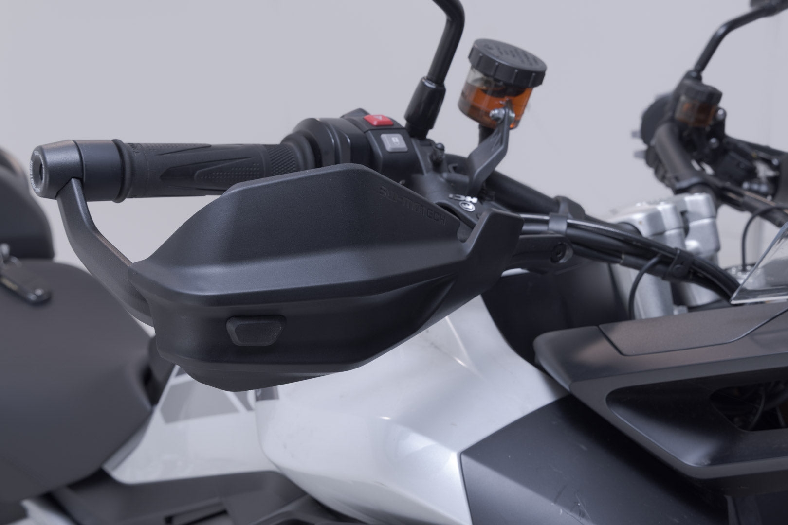 SW-MOTECH / SWモテック アドベンチャー ハンドプロテクターキット ブラック。Triumph タイガー 1200 (22-)。 | HDG.00.220.32700/B