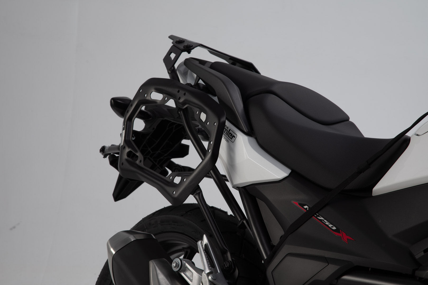 SW-MOTECH / SWモテック DUSC ハードケースシステム ブラック。41/41 リットル。Honda NC750X/XD、NC750S/SD用。 | KFT.01.699.65101/B