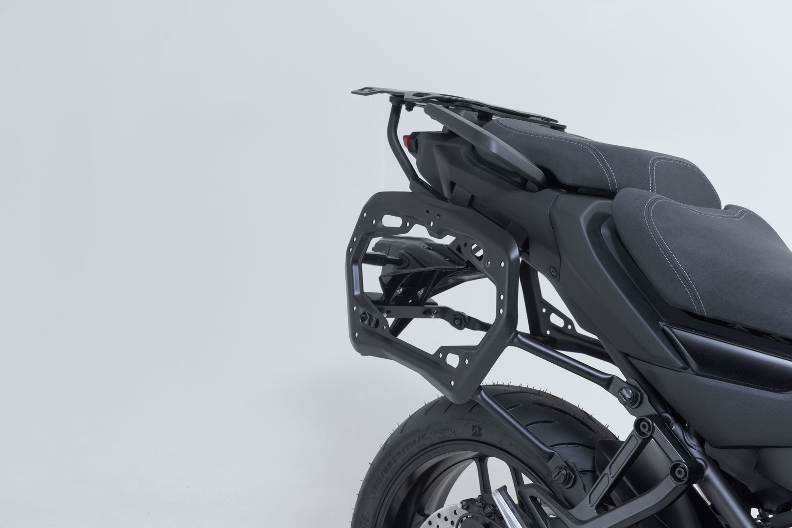 SW-MOTECH / SWモテック TRAX ADV アルミケースシステム ブラック。45/45 リットル。Yamaha・トレーサー 9/GT/GT+ (24-)。 | KFT.06.597.70100/B
