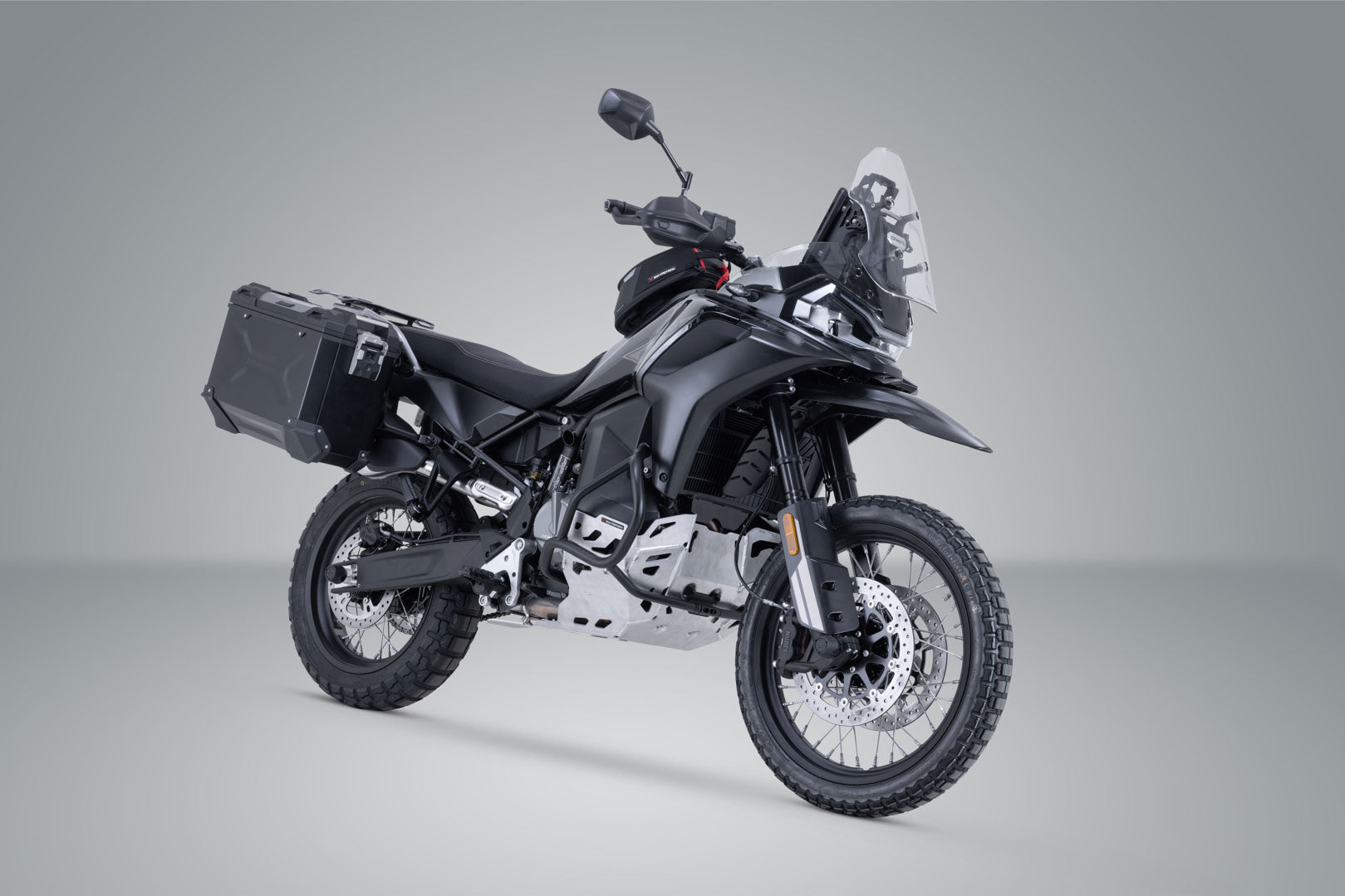 SW-MOTECH / SWモテック TRAX ADV アルミケースシステム ブラック。45/37 リットル。CFMoto 800MT-X (24-)。 | KFT.10.057.70000/B