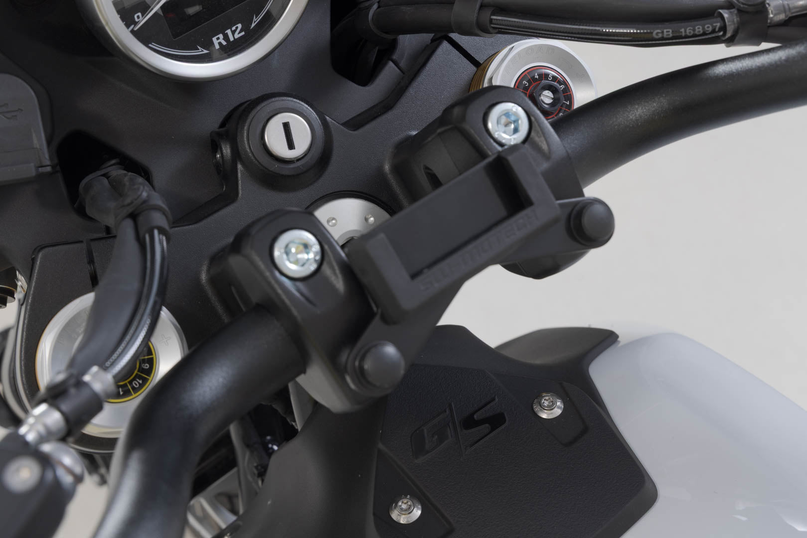 SW-MOTECH / SWモテック ハンドルバーライザー H=20 mm。ブラック。BMW R 12 G/S (25-)。 | LEH.07.039.13100/B