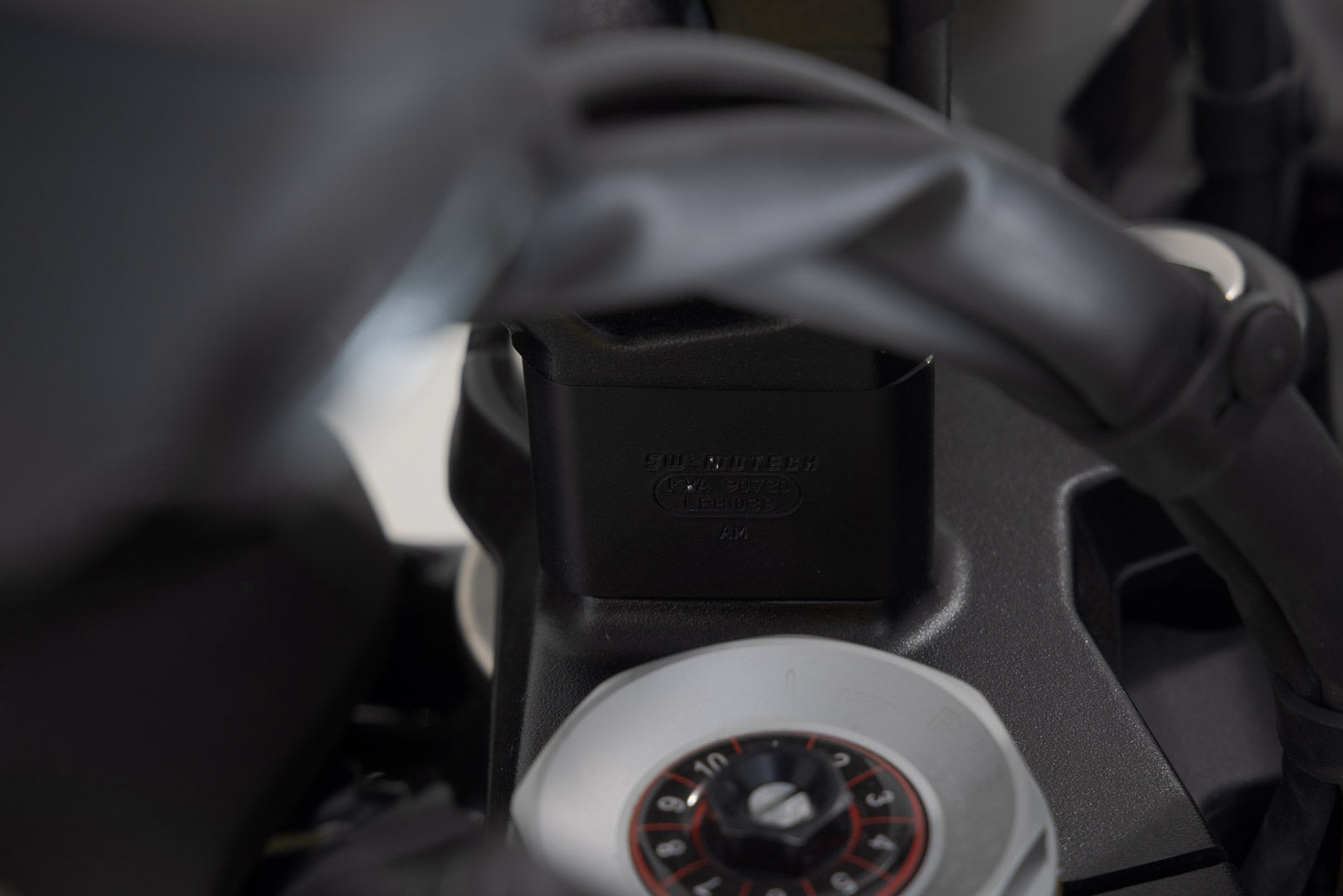 SW-MOTECH / SWモテック ハンドルバーライザー H=30 mm。ブラック。BMW R 12 G/S (25-)用。 | LEH.07.039.13200/B