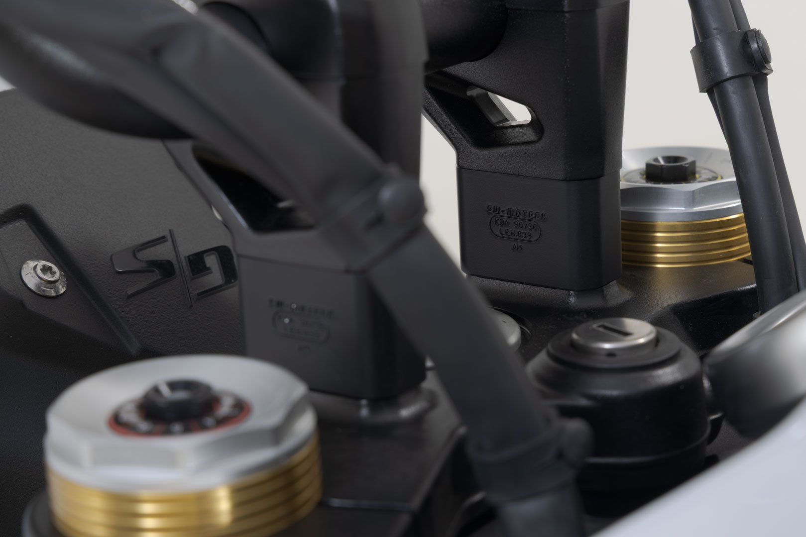 SW-MOTECH / SWモテック ハンドルバーライザー H=30 mm。ブラック。BMW R 12 G/S (25-)用。 | LEH.07.039.13200/B