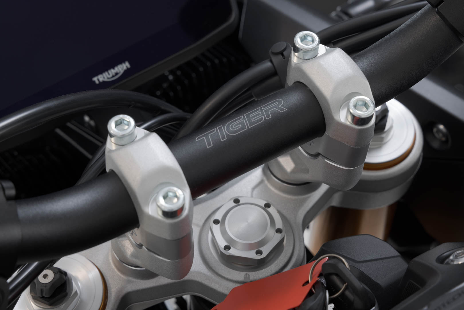 SW-MOTECH / SWモテック ハンドルバーライザー H=20 mm。シルバー。Triumph・タイガー 900 GT/ラリー・PRO。 | LEH.11.039.10600.20/S