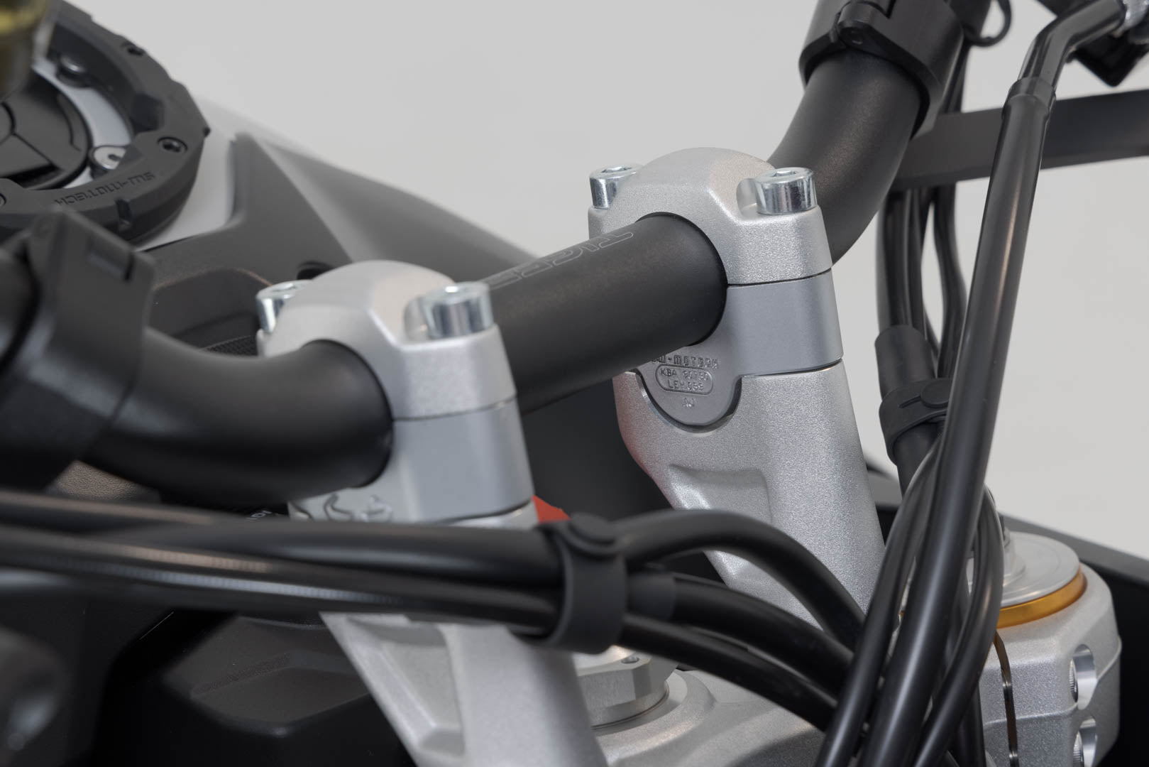 SW-MOTECH / SWモテック ハンドルバーライザー H=20 mm。シルバー。Triumph・タイガー 900 GT/ラリー・PRO。 | LEH.11.039.10600.20/S