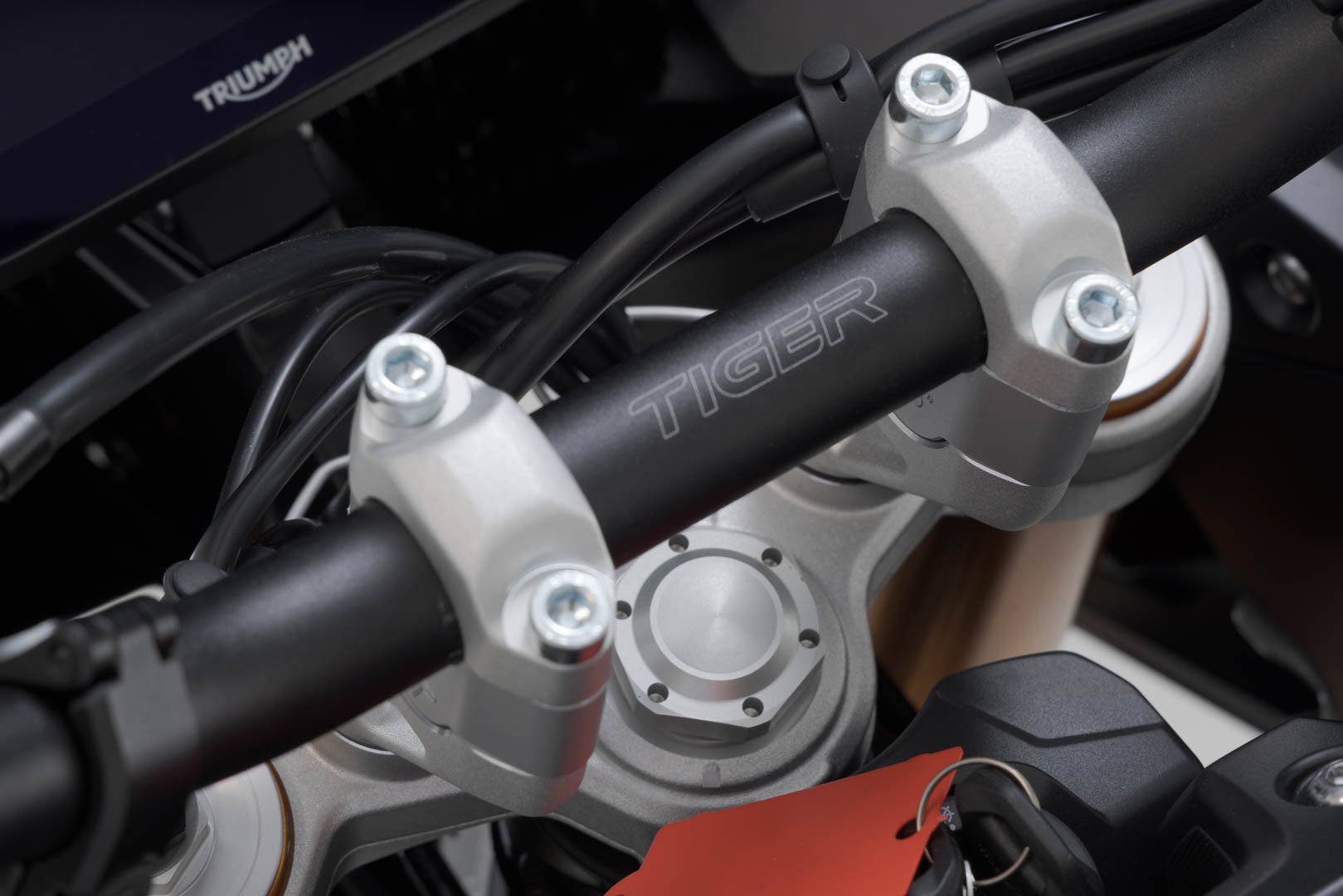 SW-MOTECH / SWモテック ハンドルバーライザー H=30 mm。シルバー。Triumph・タイガー 900 GT/ラリー・PRO。 | LEH.11.039.10600.30/S