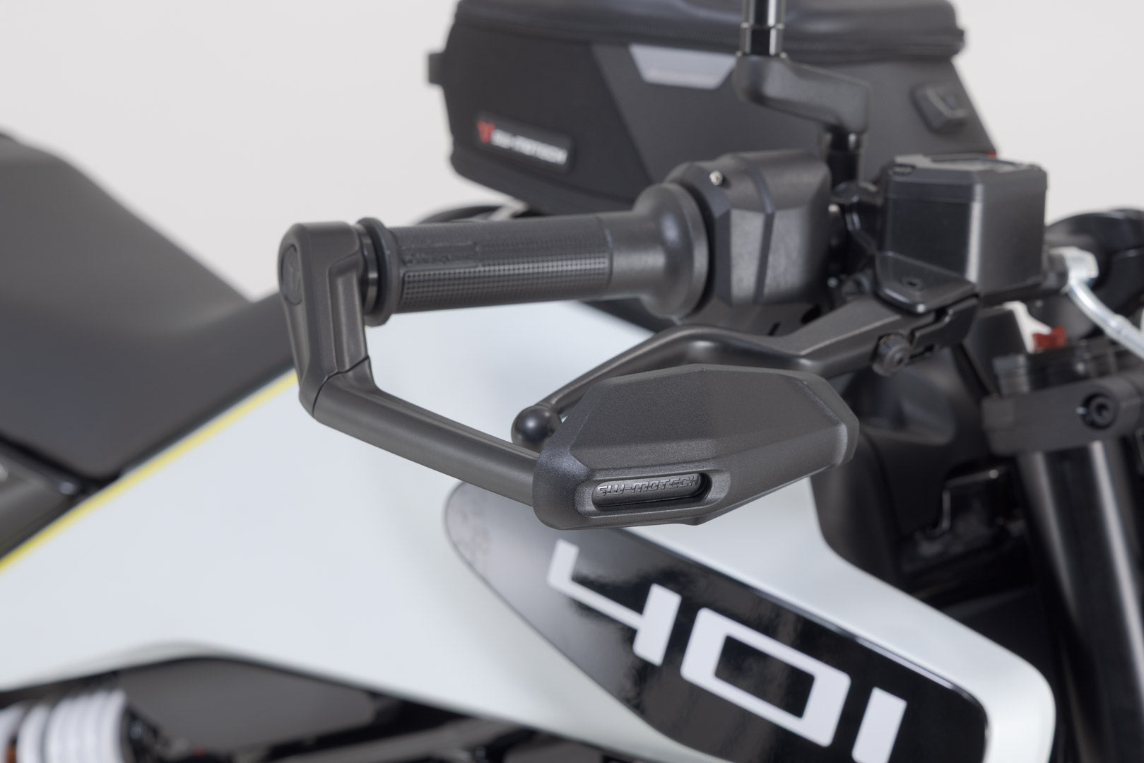 SW-MOTECH / SWモテック レバープロテクター(ウィンドディフレクター付き)、ブラック。ハスクバーナ Svartpilen/Vitpilen 401 (23-)用。 | LVG.03.014.11000/B