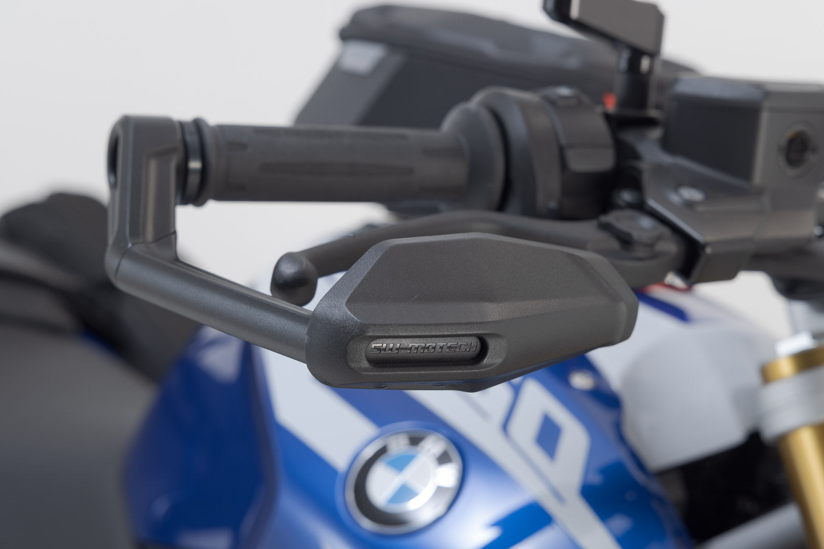 SW-MOTECH / SWモテック ウィンドディフレクター付きレバープロテクター(ブラック)。BMWモデル用。 | LVG.07.913.11001/B