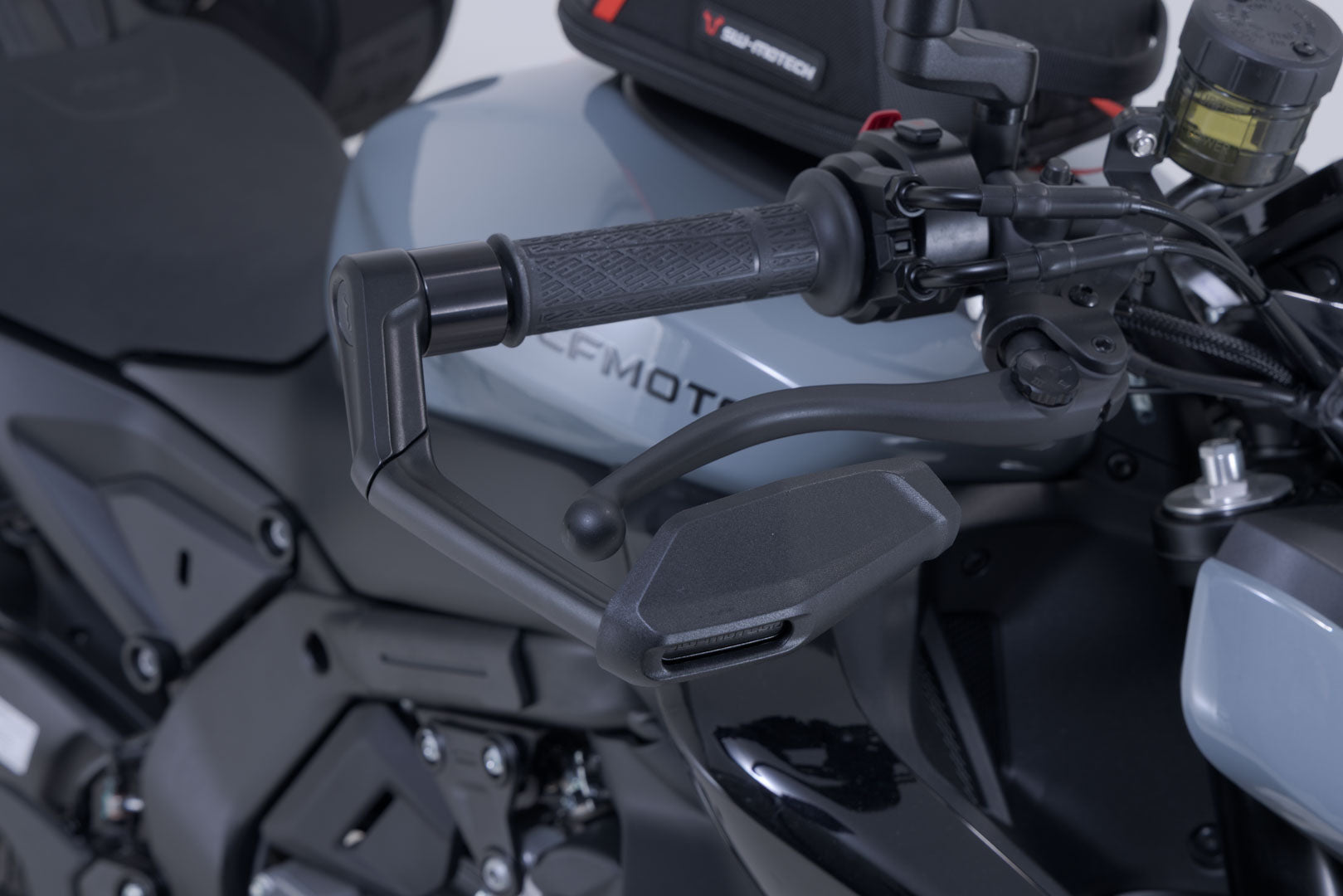 SW-MOTECH / SWモテック レバープロテクター(ウィンドディフレクター付き)、ブラック。CFMoto 675NK (25-)。 | LVG.10.068.11000/B