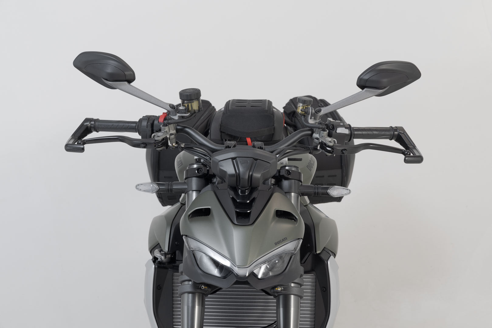 SW-MOTECH / SWモテック レバープロテクター(ブラック)。Aprilia、Ducati、Triumph、ヴォーゲの各モデル用 | LVG.22.999.10002/B