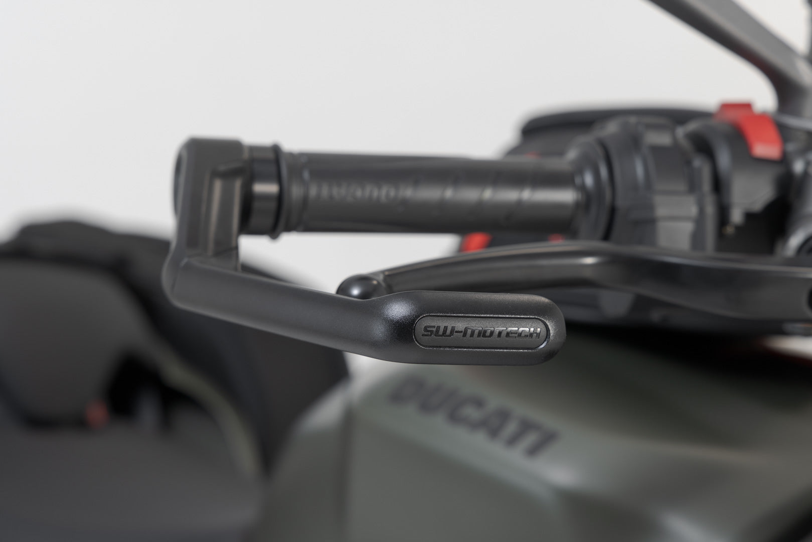 SW-MOTECH / SWモテック レバープロテクター(ブラック)。Aprilia、Ducati、Triumph、ヴォーゲの各モデル用 | LVG.22.999.10002/B